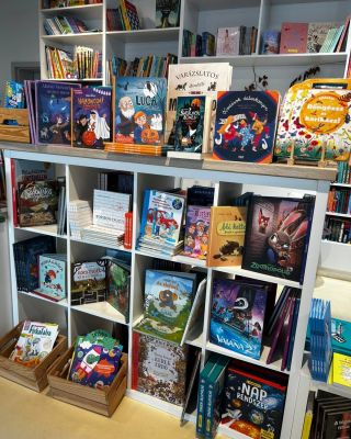 Polcaink telis-tele kedvenc és új könyvekkel. Gyertek és lessétek meg őket! ♥️ Annyira csodaszèpek…